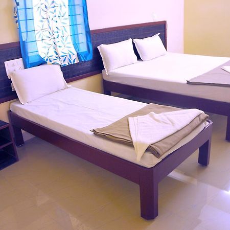 Ksr Grands Hotel ตีรูปาติ ภายนอก รูปภาพ