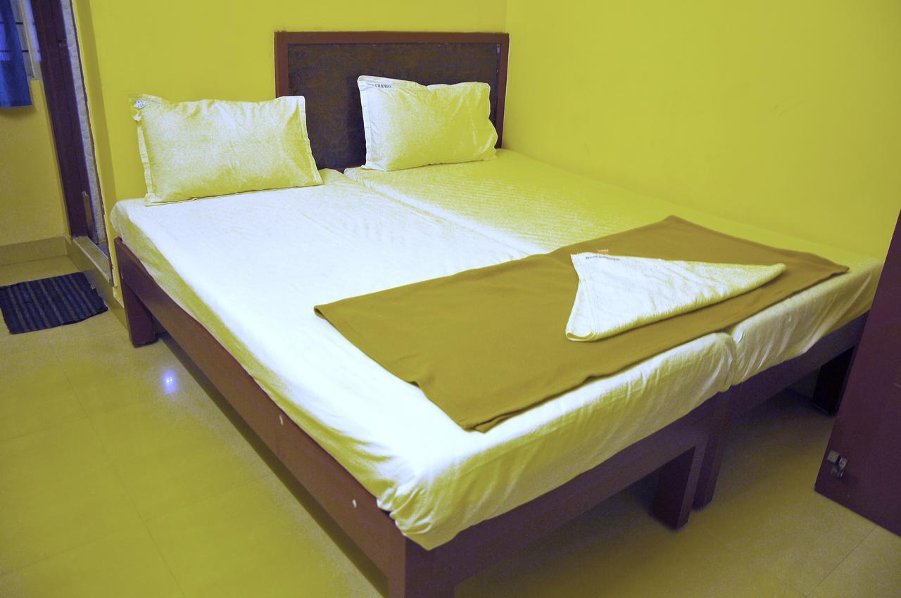 Ksr Grands Hotel ตีรูปาติ ภายนอก รูปภาพ