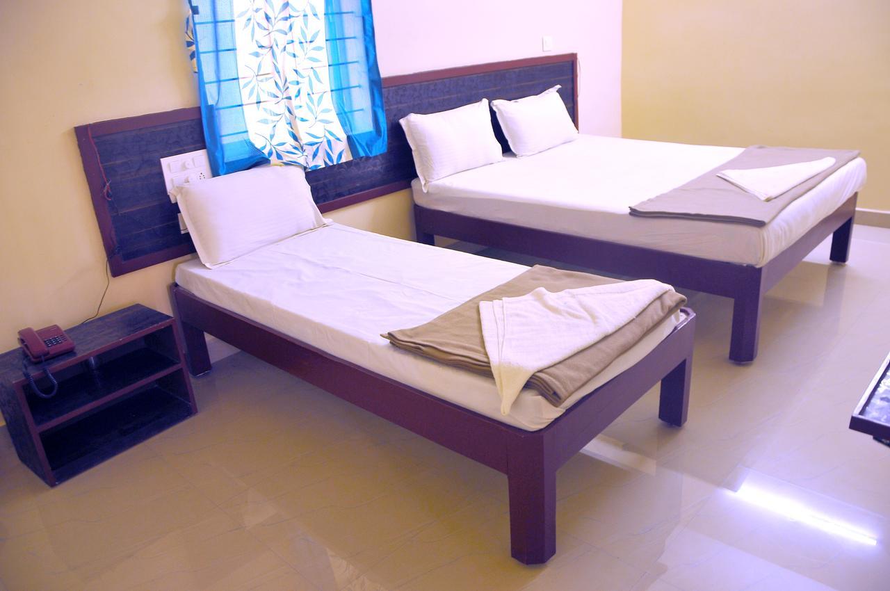 Ksr Grands Hotel ตีรูปาติ ภายนอก รูปภาพ