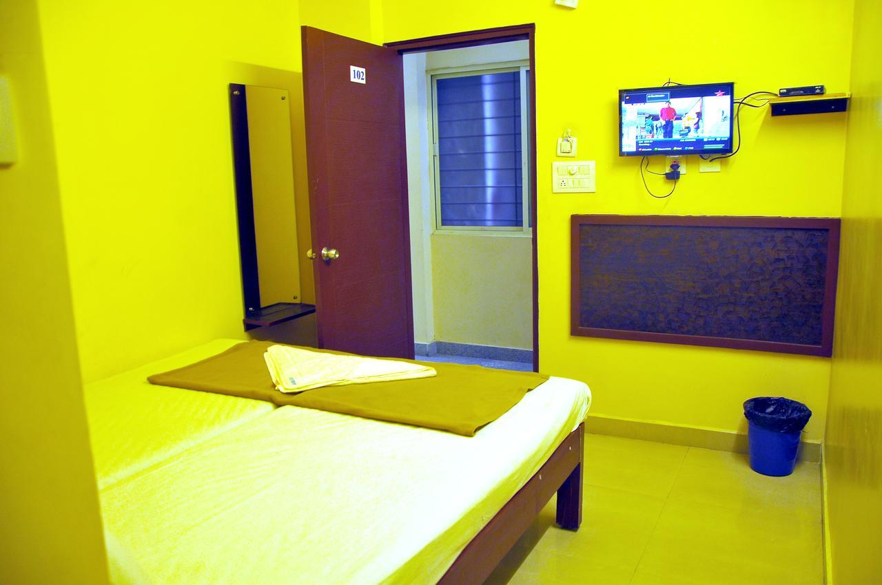 Ksr Grands Hotel ตีรูปาติ ภายนอก รูปภาพ