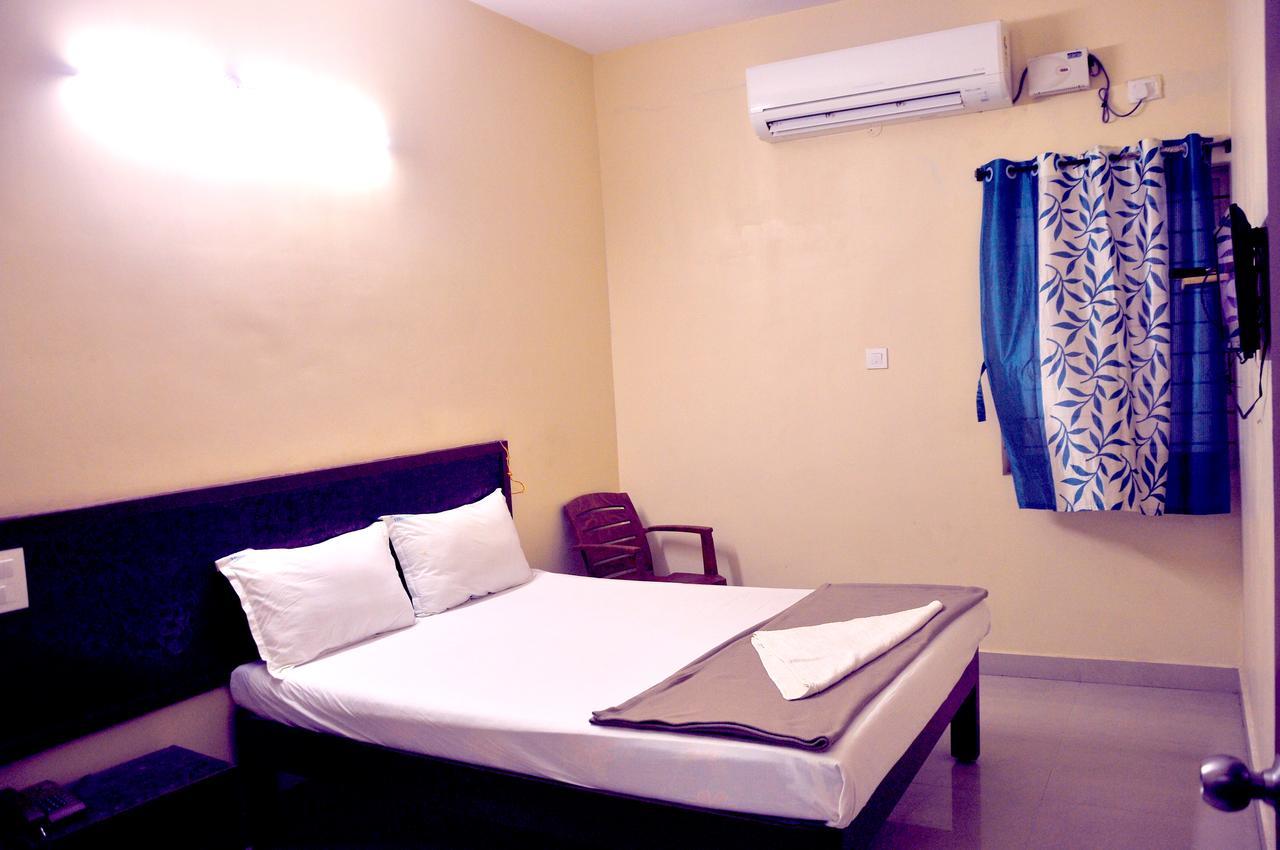 Ksr Grands Hotel ตีรูปาติ ภายนอก รูปภาพ